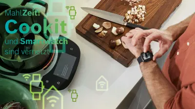 Martin Strumpler checkt auf seiner Smartwatch, wann der Cookit das Risotto fertiggekocht hat.