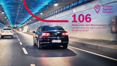 Ein Auto fährt durch den Tunnel unter dem Bosporus. Die Zahl auf der Abbildung veranschaulicht, dass der Tunnel 106 Meter unter dem Meer liegt.