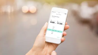 Ein Smartphone in der Hand eines Menschen. Halbnah. Auf dem Screen die App SPLT in Benutzung.