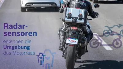 Ein Test-Motorrad, bei dem der Heckradarsensor eingezeichnet ist. Daneben der Text: „Radarsensoren - erkennen die Umgebung des Motorrads“.