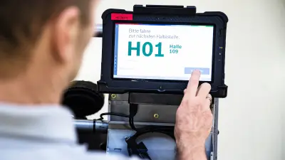 Das Tablet auf dem Milkrun mit Nexeed, das die intelligente Fabrik vernetzt.