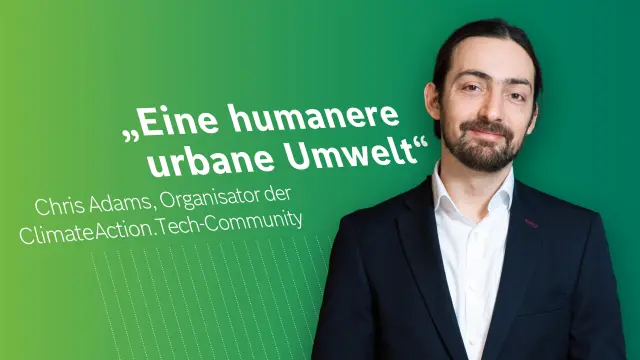 Chris Adams vor einem grünen Hintergrund. Auf dem Bild ist das Zitat: „Eine humanere urbane Umwelt“.