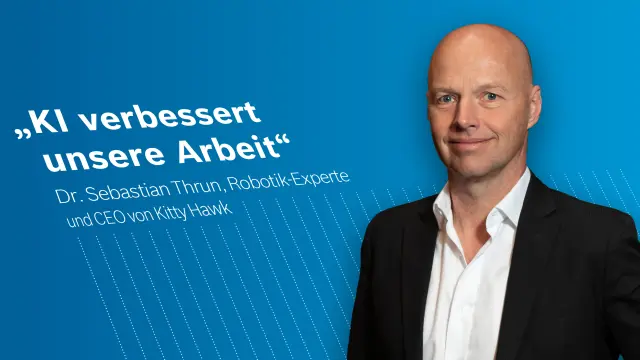 Sebastian Thrun vor einem blauen Hintergrund. Auf dem Bild steht das Zitat: „KI verbessert unsere Arbeit.“