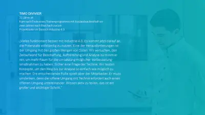 Bosch-Mitarbeiter Timo Divvier schaut in der Bosch-Werkshalle auf sein Smartphone.