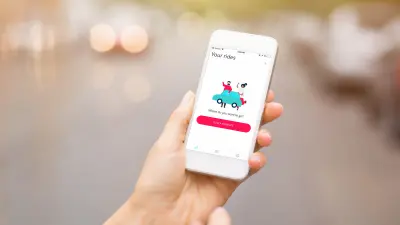 A smartphone in the hand of a user. Medium close. On the screen is the App SPLT in use.