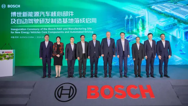 Gruppe von Menschen bei der Einweihung eines Bosch F&E- und Produktionsstandorts.