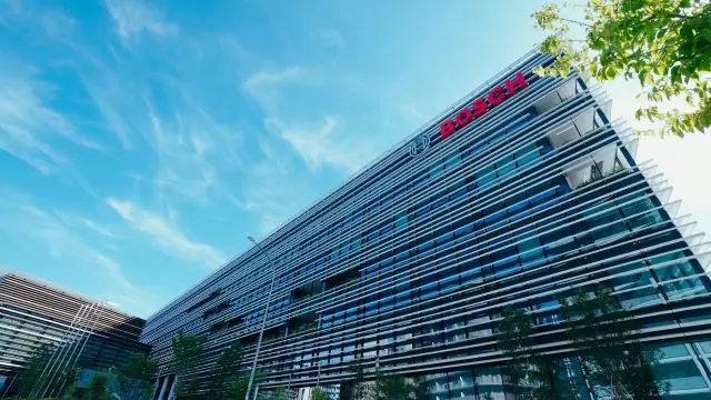 Modernes Bürogebäude mit Bosch-Logo vor blauem Himmel.