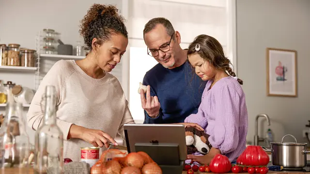 Der Bosch-Unternehmensbereich Consumer Goods. Eine Familie kocht mit Unterstützung von smarten Geräten.