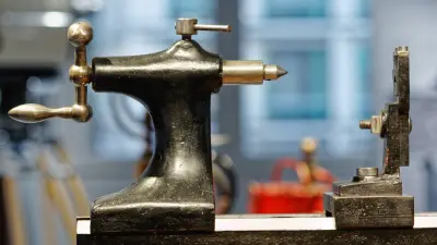 Zu sehen ist eine Detailaufnahme einer historischen Werkbank, in der Werkstücke eingespannt werden konnten.