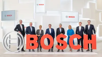 Die Geschäftsführung der Bosch-Gruppe steht hinter einem Bosch Schriftzug während der Pressekonferenz 2024.