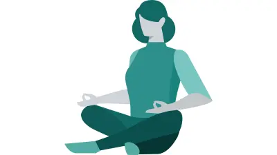 Eine Frau sitzt im Schneidersitz und macht eine Yoga-Pose.