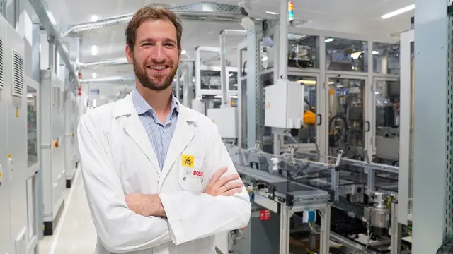 Gonzalo de los Santos steht in einer Fertigungshalle.
