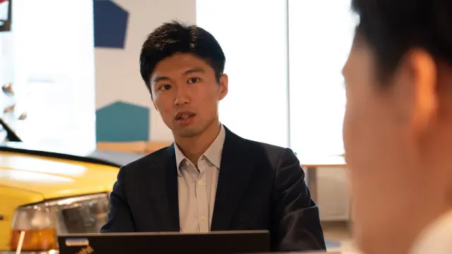 Yuto Minakata im Gespräch mit einem Kollegen.