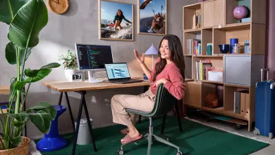 Deux associés jouent au baby-foot avec un robot d'assistance Bosch Rexroth APAS.