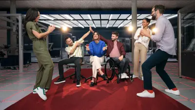 La imagen muestra el contorno de un grupo de personas. El contorno es colorido.