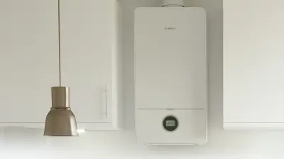 Weißer Bosch-Heizkessel an der Küchenwand