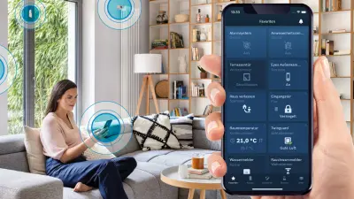 Eine Frau bedient eine Smart-Home-App, um Temperatur und Sicherheit in ihrem Wohnzimmer zu steuern.