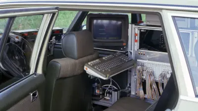 Das Innere eines Testautos mit Computer-Bildschirmen