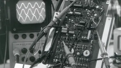 Test eines elektronischen Steuergerätes in einem Laboratorium des Technischen Zentrums in Schwieberdingen, 1970.