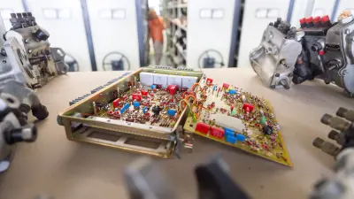 Steuergerät der elektronischen Benzineinspritzung Jetronic von Bosch, aufgeklappt.