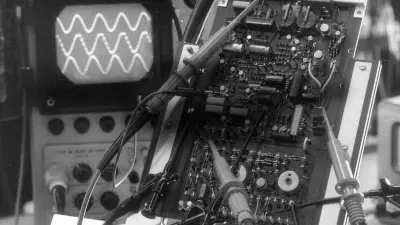 Test eines elektronischen Steuergerätes in einem Laboratorium des Technischen Zentrums, 1970.