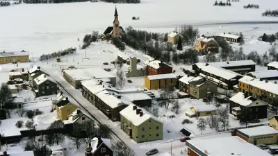 An aerial photo of Arjeplog, northern Sweden, in 1985. The polar circle district’s frozen lake was prepared by Swedish specialists to allow Bosch to test automotive technology under harsh Arctic winter conditions from the mid-1970s onward.