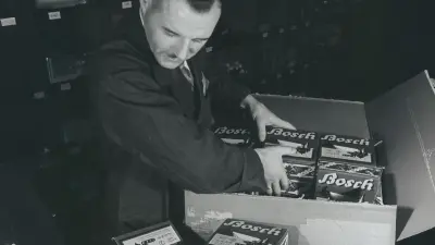 Packaging for Bosch bicycle light sets at the Stuttgart plant, 1937