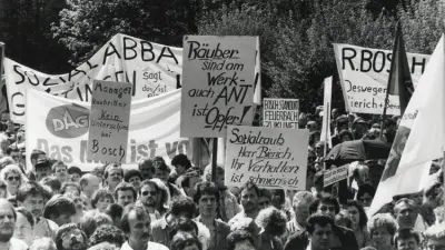 Mitarbeiter bei der Demonstration vor der Unternehmenszentrale Schillerhöhe in Stuttgart, 1993