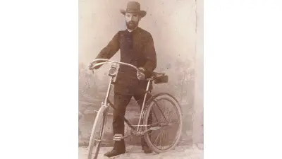 Robert Bosch auf seinem Niederrad, 1890