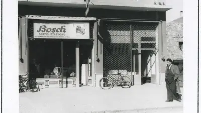 A shop with a shop window and Bosch sign on a street in the 1950s.