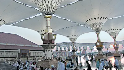Bosch Rexroth-Technik steckt in diesen Schirmen, die Gläubige vor einer indonesischen Moschee vor der Sonne schützen.