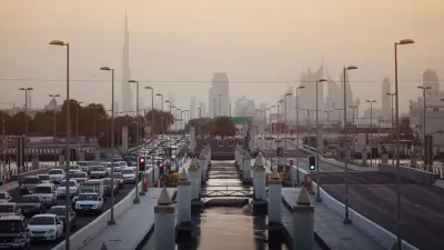 Schwimmende Autobahnbrücke am Dubai Creek, 2018.