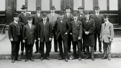 Mitarbeiter vor der US-Amerikanischen Vertretung 1913