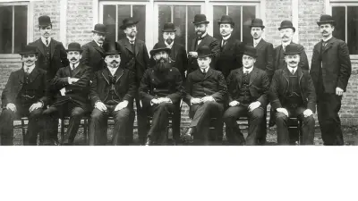 zweireihiges Gruppenbild mit 16 Männern