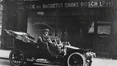 Oldtimer vor einer Gebäudefront