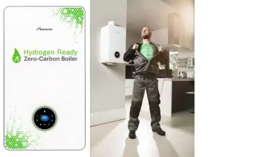Links die Front eines Heizkessels, rechts ein Monteur mit grünem T-Shirt mit Bosch-Anker.