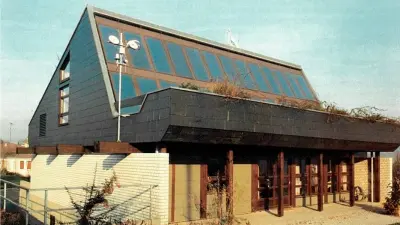 Frontalansicht eines Hauses mit Sonnenkollektoren auf dem Dach