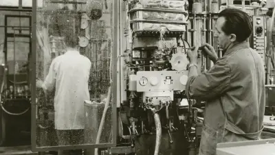 Arbeitsschritt eines Arbeiters bei der Montage von Gasthermen