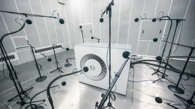 Eine Wärmepumpe umgeben von Mikrofonen