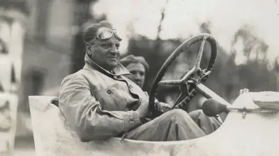 Rennfahrer Otto Hieronimus hinter dem Lenkrad seines Rennwagens, 1918