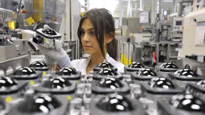 Mitarbeiterin bei der Produktion von Radarsensoren