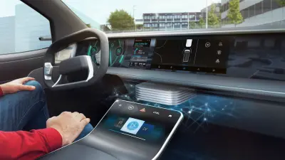 Blick in ein modernes Fahrzeugcockpit mit großen Displays und Plattform