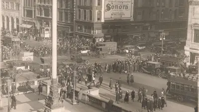 Pferdekutschen und Automobile gemeinsam auf der Straße in den 1920er Jahren.