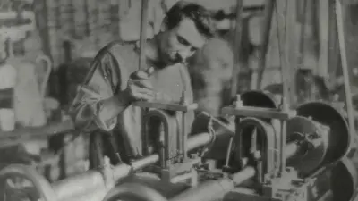 Reine Handarbeit: Bosch-Mitarbeiter bei der Herstellung eines Magnetzünders, 1906
