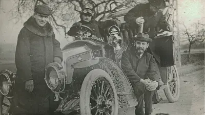 Vier Direktoren am/im Testwagen, 1907
