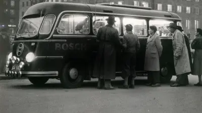 Menschen blicken in einen Transporter mit Bosch-Produkten auf dem Schlossplatz in Stuttgart.