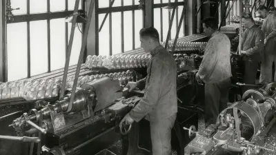 Arbeiter an Werkbänken