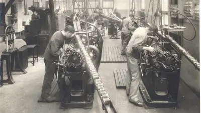 Arbeiter an Maschinen mit Fließband