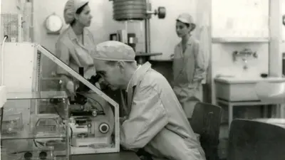 Karl-Ernst Boeters, Pionier bei der Entwicklung Integrierter Schaltkreise für das Auto, 1965 am Mikroskop im Bosch-eigenen Forschungsinstitut Berlin