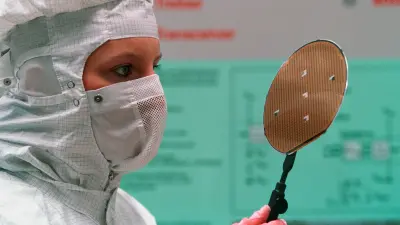 Prüfung eines 150mm-Silizium-Wafers, aus dem Hunderte Mikrochips gewonnen werden konnten, 1999